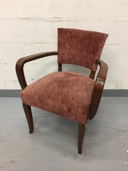 Trois fauteuils bridge en bois teinté vernis.
Tissu...