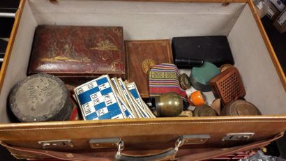 Valise contenant différentes boîtes et bourses...
