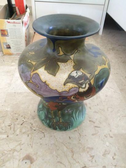 Vase de forme balustre en céramique à décor...