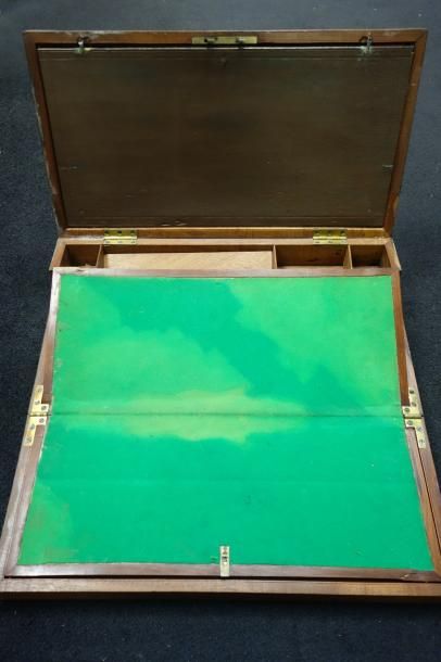 Ecritoire en bois naturel. 

15 x 51 x 27...