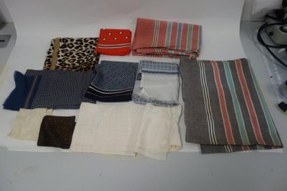Sachet : Lot de foulards et tissus diver...