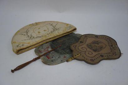 Cache-théière brodé de fleurettes et de trois...