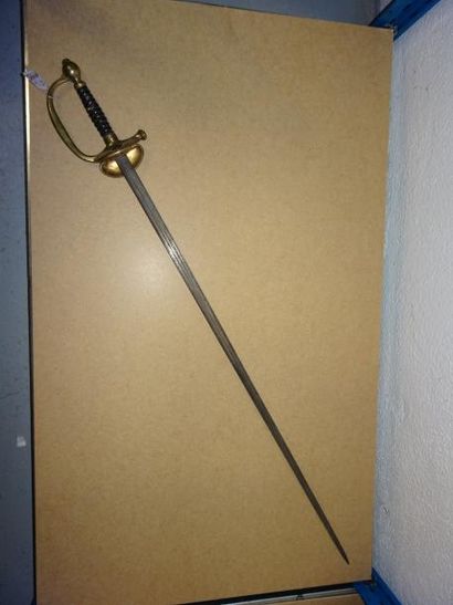 Epée de pompier.

Fusée en corne brune godronnée.

Garde...
