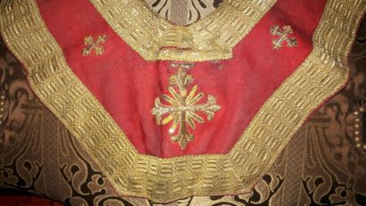 Elément d'encolure de vêtement liturgique...