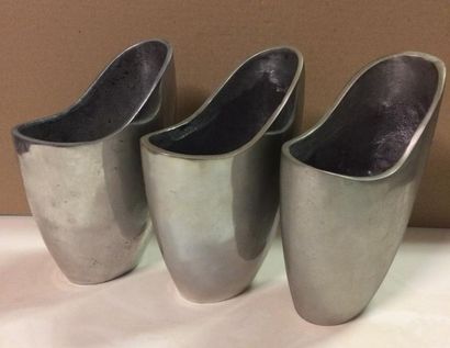 Trois vases en inox de forme libre.

On joint...