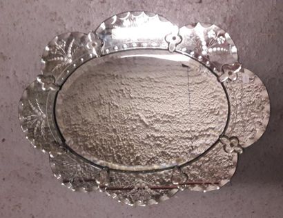 VENISE


Miroir ovale à bord chantourné gravé.

XXème...