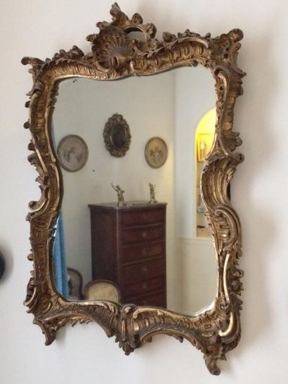 Miroir de style rocaille en bois et plâtre...