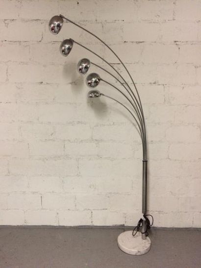 Lampadaire à cinq lumières orientables sur...