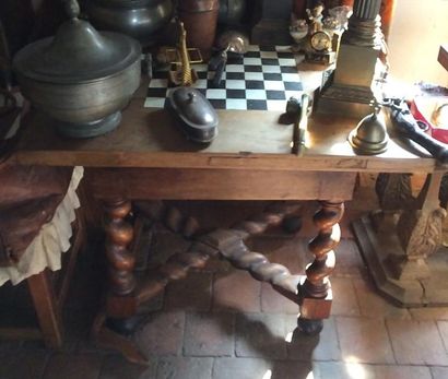 Table à jeu en bois naturel.

Plateau avec...