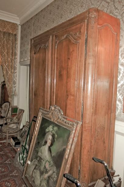 
Armoire en chêne.

XVIIIème siècle.

Corniche...