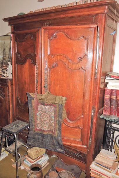 Armoire en chêne à deux battants et une rangée...
