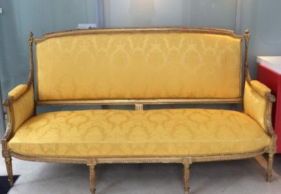 Grande banquette en bois mouluré et doré...