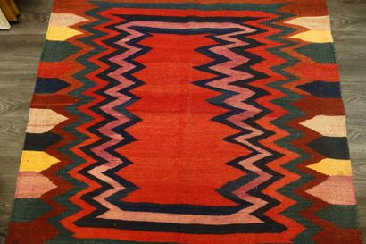 IRAN


Tapis en laine polychrome à décor...