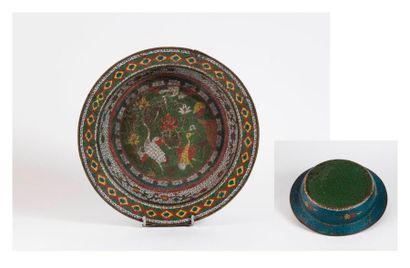 CHINE - XIXème siècle


Plat en bronze et...