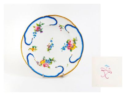 SÈVRES


Assiette en porcelaine tendre à...