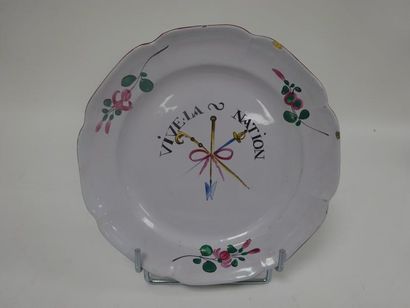 LES ISLETTES


Assiette en faïence à bords...