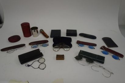 Lot de huit étuis à lunettes, certains avec...