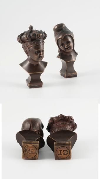 Deux cachets en bronze patiné figurant la...