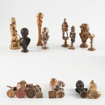 Lot huit cachets en bronze ou laiton, certains...