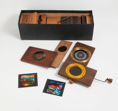 Deux chromatropes en bois avec leur manivelle...