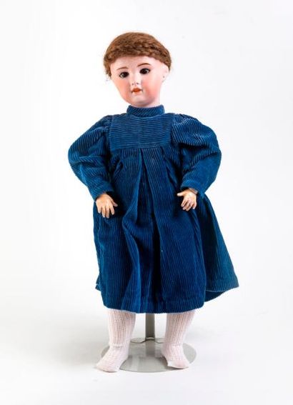 Poupée, tête en porcelaine marquée en creux...