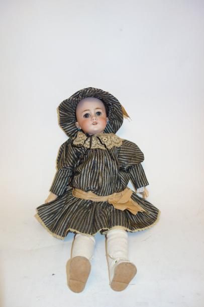 Poupée tête en porcelaine marquée en creux...