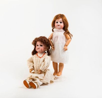 Lot de deux poupées :

- l'une tête porcelaine...