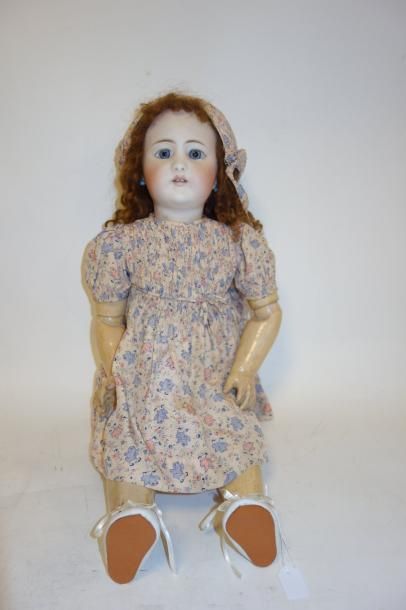 Poupée, tête en porcelaine marquée en creux...