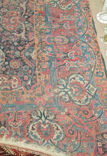 Grand tapis persan en laine à décor de rinceaux...