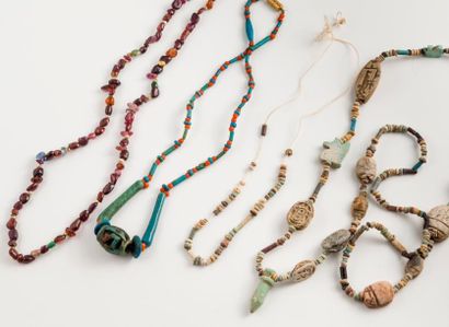 EGYPTE


Trois colliers :

- un composé de...