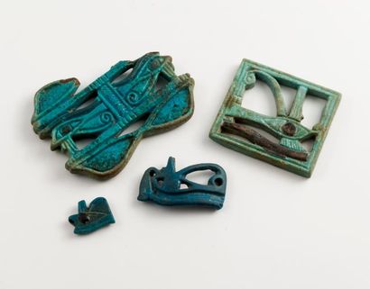 EGYPTE

Quatre amulettes en faïence représentant...