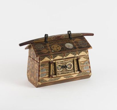 JAPON


Coffret en forme de norimono (palanquin)...