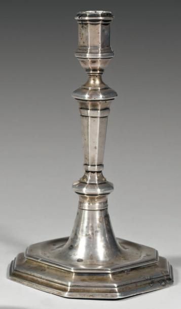 Flambeau en argent, reposant sur une large...