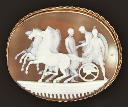 Broche ornée d'un camée en coquillage figurant...