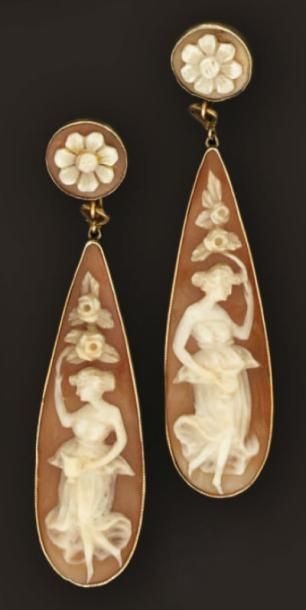 Paire de pendants d'oreille en or jaune ornés...