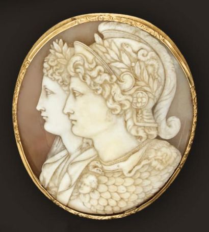Broche ornée d'un camée en coquillage figurant...