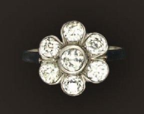Bague en platine de forme marguerite sertie...