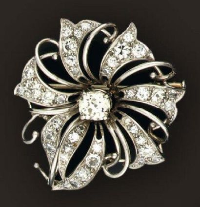 Broche ajourée en platine et or gris simulant...