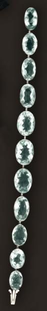 Bracelet en or gris serti de onze aigue-marine...
