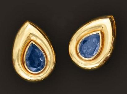 POIRAY
Paire de boucles d'oreille en or jaune...