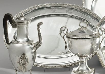 Plat ovale en argent orné d'une frise de...