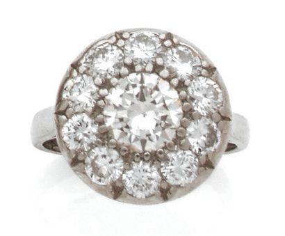 Bague ronde en platine (850) centrée d'un...