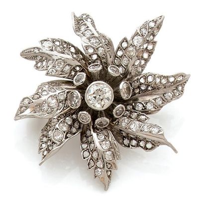 Broche fleur en platine (850), le coeur formé...