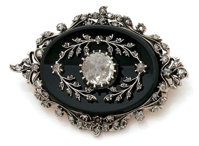 Broche médaillon en or jaune (750) et argent...
