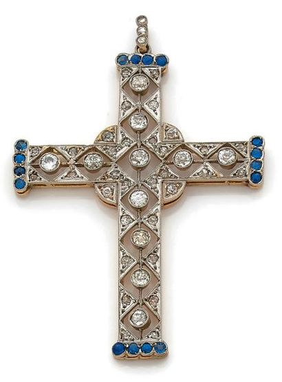 Important pendentif croix en or jaune (750)...