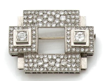 Broche en platine (850) de forme rectangulaire...