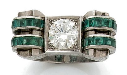 Importante bague Tank en platine (850) centrée...