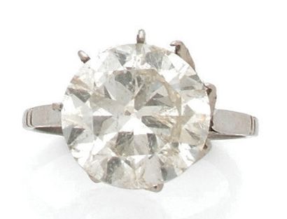 Bague solitaire en platine (850) ornée d'un...