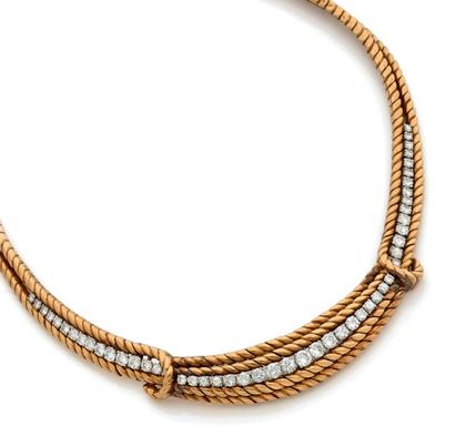 Lacloche
Collier en or jaune (750) et platine...