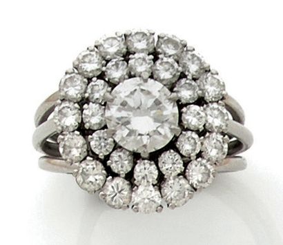 Bague marguerite en platine (850) centrée...